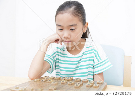 将棋を指す小学生女の子 将棋を指す小学生女の子 32729179