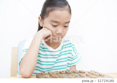 将棋を指す小学生女の子 32729180