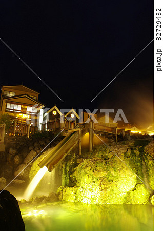 草津温泉の湯畑(夜景) 草津温泉の湯畑(夜景) 32729432