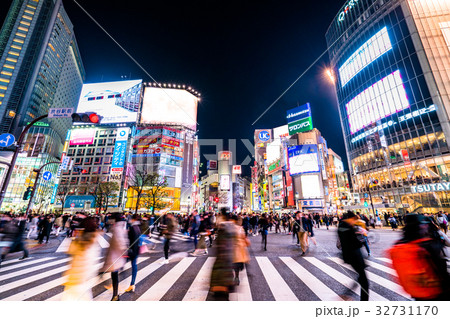 《東京都》渋谷駅前・スクランブル交差点 32731170