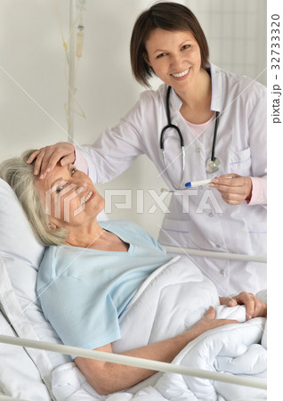 doctor taking care of patient 32733320
