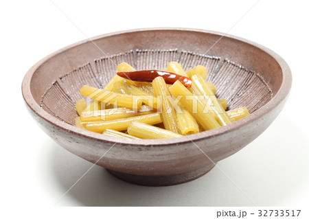 器に盛り付けたフキの煮物、野菜料理 32733517