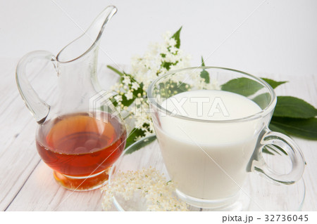 Elderflower, milk and honey infusion for cough 32736045