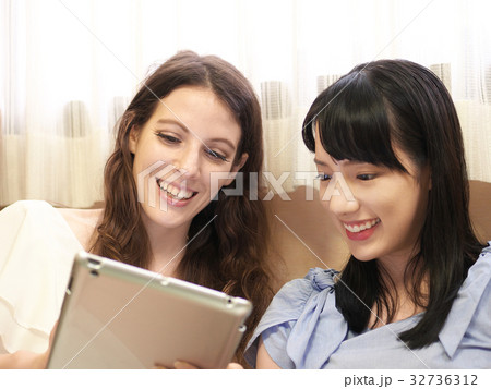 タブレットPCを見る女性(欧米人と日本人) タブレットPCを見る女性(欧米人と日本人) 32736312