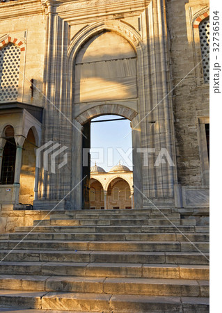 Mosque entrance 32736504