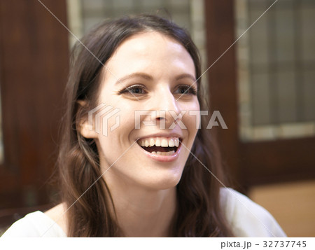 欧米人の女性 32737745