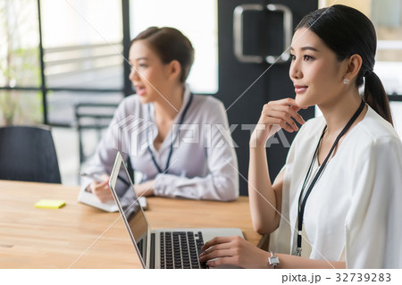 Two business women are listening to other teammate's opinions in the meeting 32739283