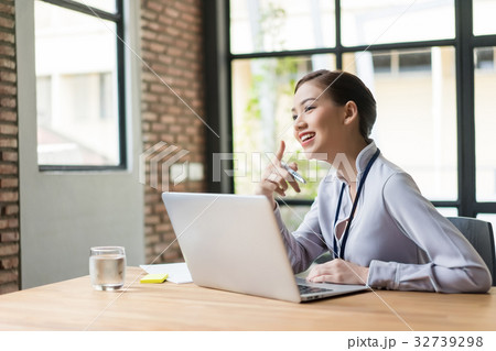 Business woman is smiling happily when finding out new idea for her job 32739298