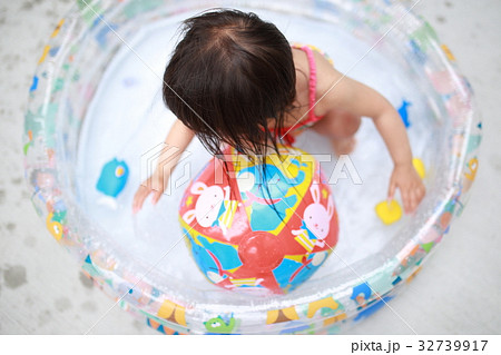 プール 女児 子育て 育児 ライフスタイル 真夏 スイミング 水泳