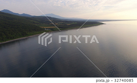 ドローンで上空から撮影した「知床半島と海」（知床半島 西岸／北海道斜里郡斜里町） 32740085