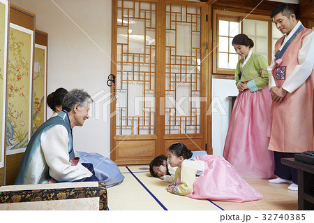 座る 笑い 伝統的な衣装 32740385