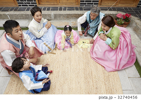 大家族 東洋人 民俗遊び 32740456