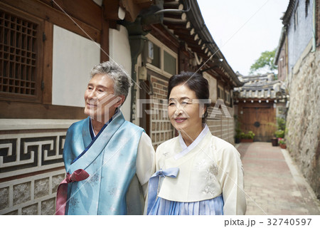 東洋人 屋外 室外 32740597