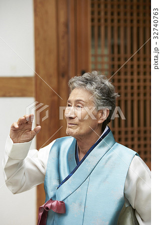 生活 挙手 手を挙げる 32740763