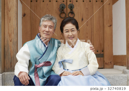 肩組み 女性 女 32740819