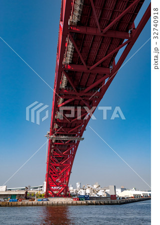 大阪港にかかる赤い橋（港大橋） 32740918