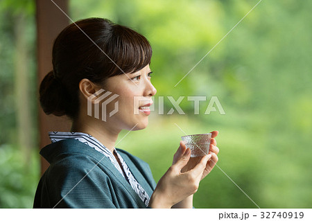 浴衣 日本酒 縁側 ミドル 女性 イメージ 32740919