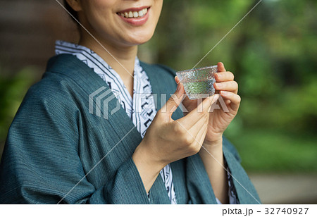 浴衣 日本酒 縁側 ミドル 女性 イメージ 32740927