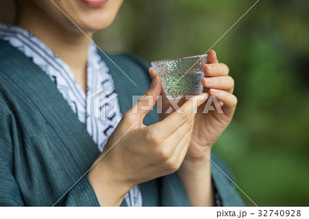 浴衣 日本酒 縁側 ミドル 女性 イメージ 32740928