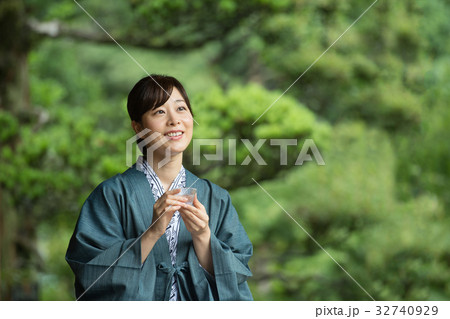 浴衣 日本酒 縁側 ミドル 女性 イメージ 32740929