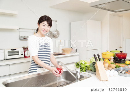 キッチン 料理 女性 主婦 料理教室 ライフスタイルの写真素材