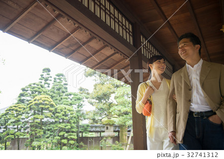 ミドル カップル 旅行 日本家屋 観光 イメージ ミドル カップル 旅行 日本家屋 観光 イメージ 32741312
