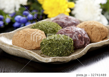 おはぎと菊の花の写真素材