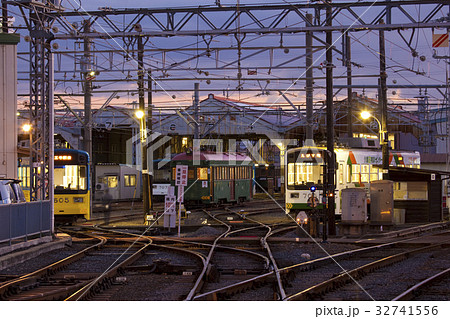 夜の阪堺電車車庫 32741556