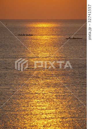 海と朝日 32741557