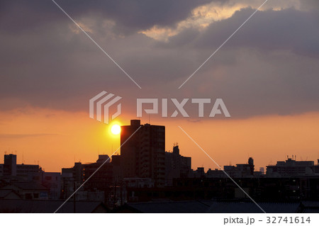 夕焼けの街並 32741614