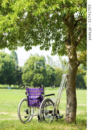 松葉杖と車椅子 32741703