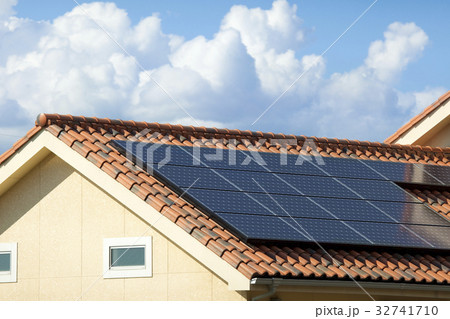 屋根に設置された太陽光パネルの写真素材