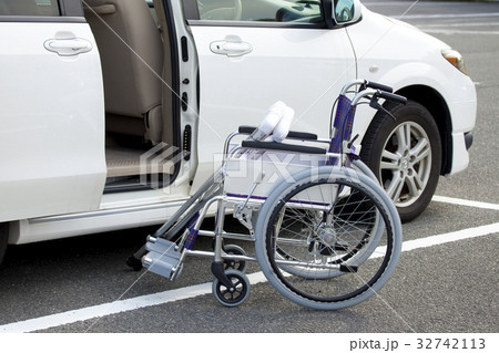 自動車と車椅子 32742113