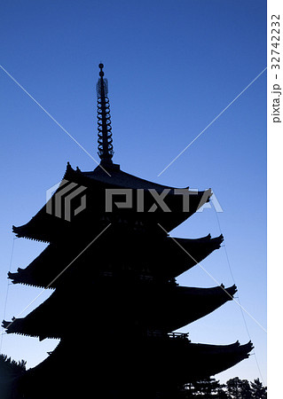 夜明けの興福寺五重塔 32742232