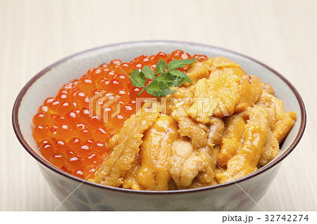 イクラとウニの海鮮丼 32742274