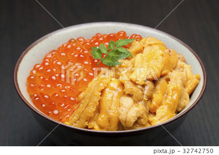 イクラとウニの海鮮丼 32742750