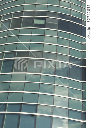 ガラス張りの建物の写真素材