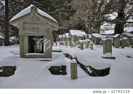 厳冬の松前・松前藩主松前家墓所 32743139