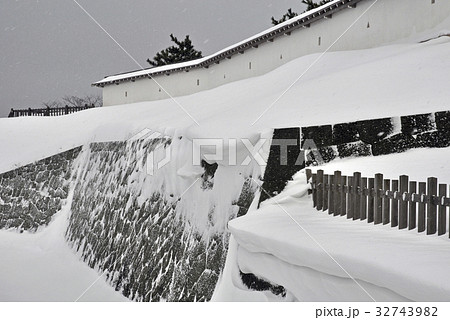 厳冬の松前・白壁と石垣 厳冬の松前・白壁と石垣 32743982
