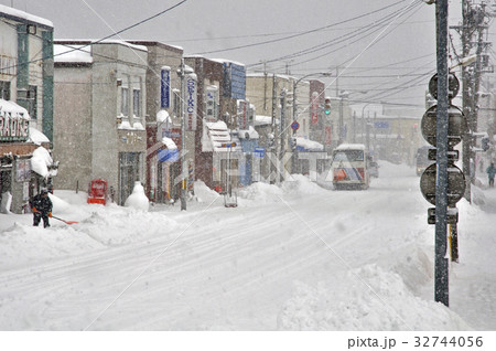 降雪の木古内駅前の商店街 32744056