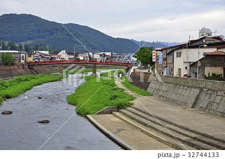 町中を流れる平川 32744133
