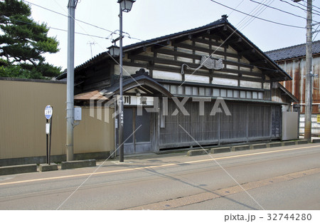 町中の古い民家 32744280