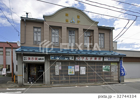 黒石散歩・こみせ通り レトロな建築の薬局 黒石散歩・こみせ通り レトロな建築の薬局 32744334