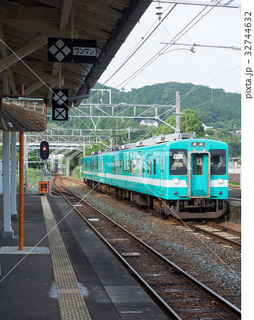 ローカル駅に入線する列車 32744632
