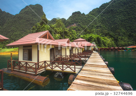 Raft House in Ratchaprapha Dam, Surat Thani 32744696