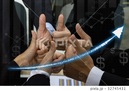 Many business people are handing thumbs up. 32745431