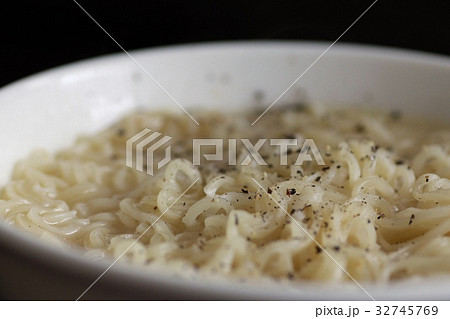 具の無いインスタントの豚骨ラーメン 具の無いインスタントの豚骨ラーメン 32745769