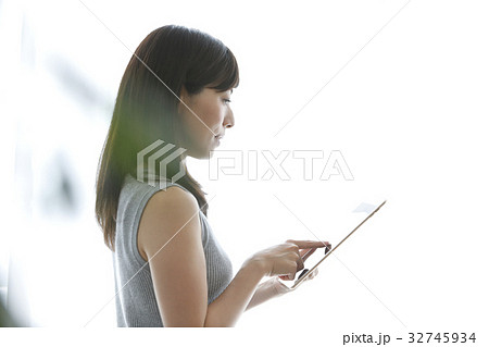 部屋でタブレットを使う女性 32745934