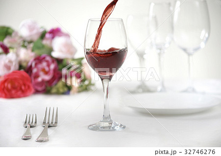 花のテーブルでワインを注ぐ 32746276