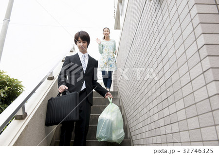 出勤前のお見送り 32746325